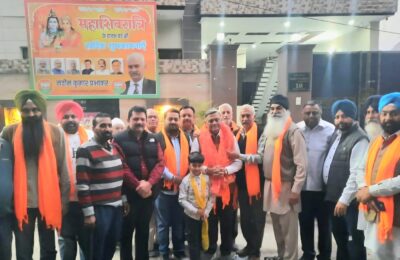 महा शिवरात्रि शोभा यात्रा में शामिल हुए वरिष्ठ भाजपा नेता मनोरंजन कालिया, शिव भक्तों संग लिया आशीर्वाद।