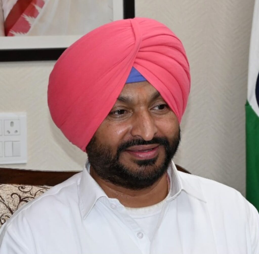 ਕੇਂਦਰੀ ਮੰਤਰੀ ਰਵਨੀਤ ਸਿੰਘ ਬਿੱਟੂ ਵੱਲੋਂ ਬਿਆਨ ਦਿੱਤਾ ਗਿਆ ਹੈ ਕਿ “ਬਾਦਲ ਪਰਿਵਾਰ ਦੀ ਅਗਵਾਈ ਹੇਠ ਇੱਕ ਡੇਰੇ ਦੀਆਂ ਵੋਟਾਂ ਲੈਣ ਲਈ ਸ਼੍ਰੀ ਗੁਰੂ ਗ੍ਰੰਥ ਸਾਹਿਬ ਜੀ ਦੀ ਬੇਅਦਬੀ ਕਰਵਾਈ ਗਈ ਸੀ।”