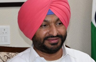 ਕੇਂਦਰੀ ਮੰਤਰੀ ਰਵਨੀਤ ਸਿੰਘ ਬਿੱਟੂ ਵੱਲੋਂ ਬਿਆਨ ਦਿੱਤਾ ਗਿਆ ਹੈ ਕਿ “ਬਾਦਲ ਪਰਿਵਾਰ ਦੀ ਅਗਵਾਈ ਹੇਠ ਇੱਕ ਡੇਰੇ ਦੀਆਂ ਵੋਟਾਂ ਲੈਣ ਲਈ ਸ਼੍ਰੀ ਗੁਰੂ ਗ੍ਰੰਥ ਸਾਹਿਬ ਜੀ ਦੀ ਬੇਅਦਬੀ ਕਰਵਾਈ ਗਈ ਸੀ।”