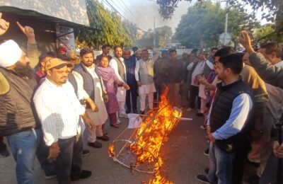 जालंधर युवा मोर्चा भाजपाइयों ने कांग्रेस दफ्तर के बाहर राहुल गांधी का पुतला फूंका किया रोष प्रदर्शन*