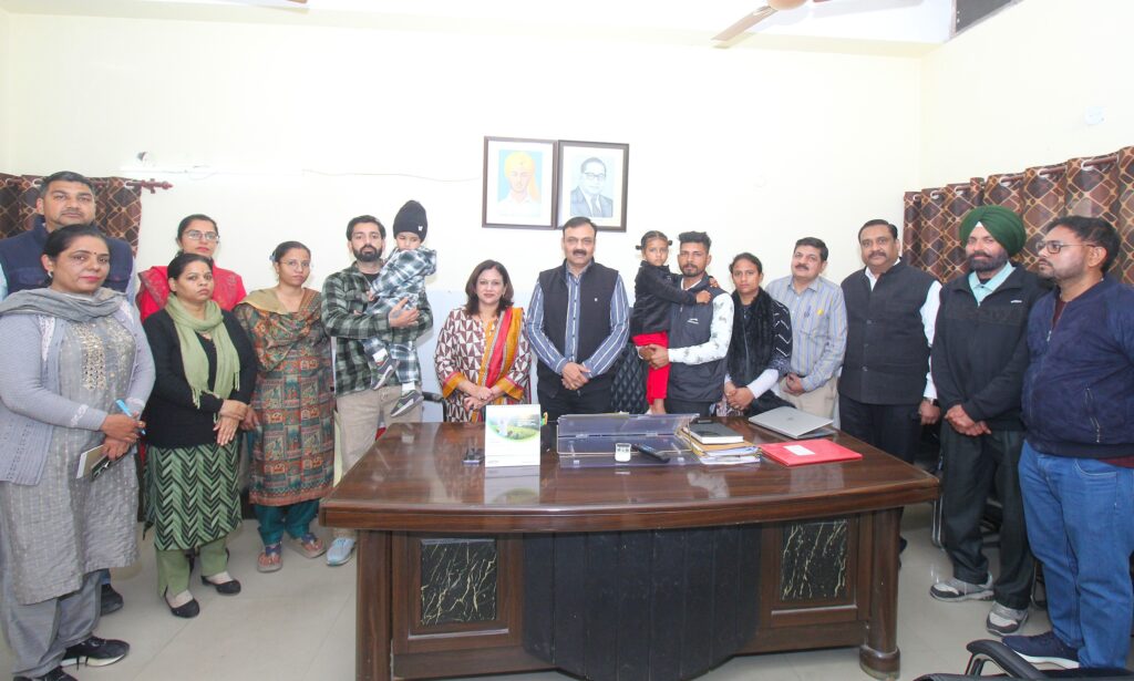 ਸਿਵਲ ਸਰਜਨ ਨੇ ਰਾਸ਼ਟਰੀ ਬਾਲ ਸਵਾਸਥ ਕਾਰਿਯਾਕ੍ਰਮ ਤਹਿਤ ਇਲਾਜ ਕਰਵਾ ਚੁੱਕੀਆਂ ਬੱਚੀਆਂ ਅਤੇ ਮਾਪਿਆਂ ਨਾਲ ਕੀਤੀ ਮੁਲਾਕਾਤ