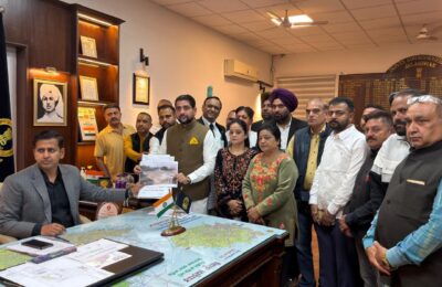 जालंधर डी.सी व मेयर को भार्गव नगर सेंट्रल गवर्नमेंट की जमीन कब्जे को लेकर पूर्व विधायक शीतल अंगूराल पार्षदों लोगो समेत शिकायत दर्ज करवाई*