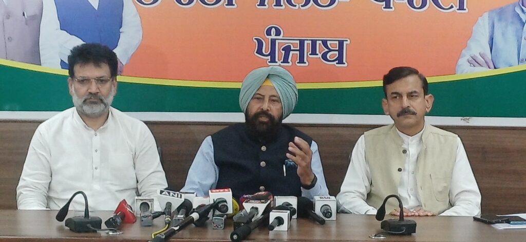बरनाला रैली में किसानों-मजदूरों के मुद्दे गायब, कांग्रेस ने खुद ही खोली ‘बी टीम’ वाली पोल : ढिल्लों