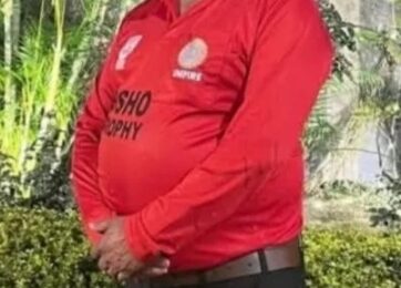 मधुमक्खियों के हमले में घायल अंपायर की मौत