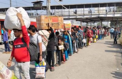 मुंबई , गुजरात जैसे शहरो मे एलपीजी की भारी किल्लत ने आम जनजीवन को अस्त-व्यस्त