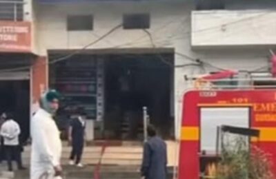 बैंक में लगी भीषण आग, मौके पर पहुंची फायर ब्रिगेड की गाड़ियां