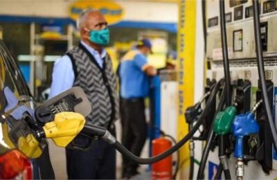 अंतरराष्ट्रीय बाजार में कच्चे तेल की कीमतों का झुलसाना शुरू, पर भारत में नहीं बढ़ेंगे पेट्रोल-डीजल के दाम