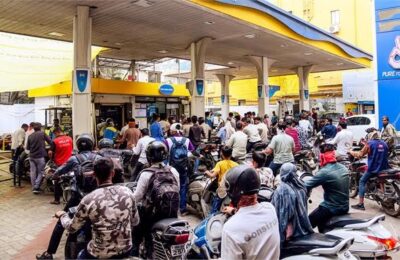 कोल्हापुर में इन दिनों सड़कों पर पेट्रोल पंपों पर मची अफरा-तफरी
