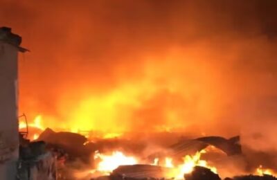 मछली बाजार के पास झुग्गी बस्ती और कबाड़ रखने के गोदामों में लगी आग