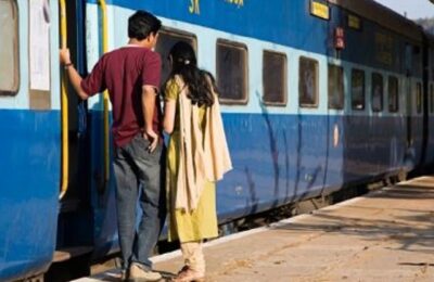 शादी में जा रहे परिवार के साथ ट्रेन में लूट