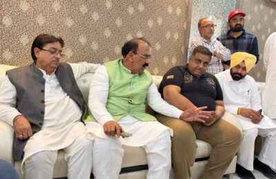 ਗੁਰਦਾਸਪੁਰ ਵਿੱਚ ਦਿਨ ਦਿਹਾੜੇ ਅਪਰਾਧੀਆਂ ਵੱਲੋਂ ਸੁਨਿਆਰ ਦੇ ਪਰਿਵਾਰ ਨੂੰ ਬੰਧਕ ਬਣਾ ਕੇ, ਹੱਥ-ਪੈਰ ਰੱਸੀ ਨਾਲ ਬੰਨ੍ਹ ਕੇ ਅਤੇ ਮੂੰਹ ‘ਤੇ ਪੱਟੀ ਬੰਨ੍ਹ ਕੇ ਖ਼ਤਰਨਾਕ ਹਥਿਆਰਾਂ ਦੇ ਜ਼ੋਰ ‘ਤੇ ਕਰੀਬ ₹7 ਕਰੋੜ ਦੀ ਲੁੱਟ ਕਰ ਲਈ ਗਈ। ਲੁਟੇਰੇ ਸਿਰਫ਼ ਸੋਨਾ-ਚਾਂਦੀ ਹੀ ਨਹੀਂ ਲੈ ਗਏ, ਸਗੋਂ ਸਬੂਤ ਮਿਟਾਉਣ ਲਈ CCTV ਵੀ ਉਖਾੜ ਕੇ ਲੈ ਗਏ।