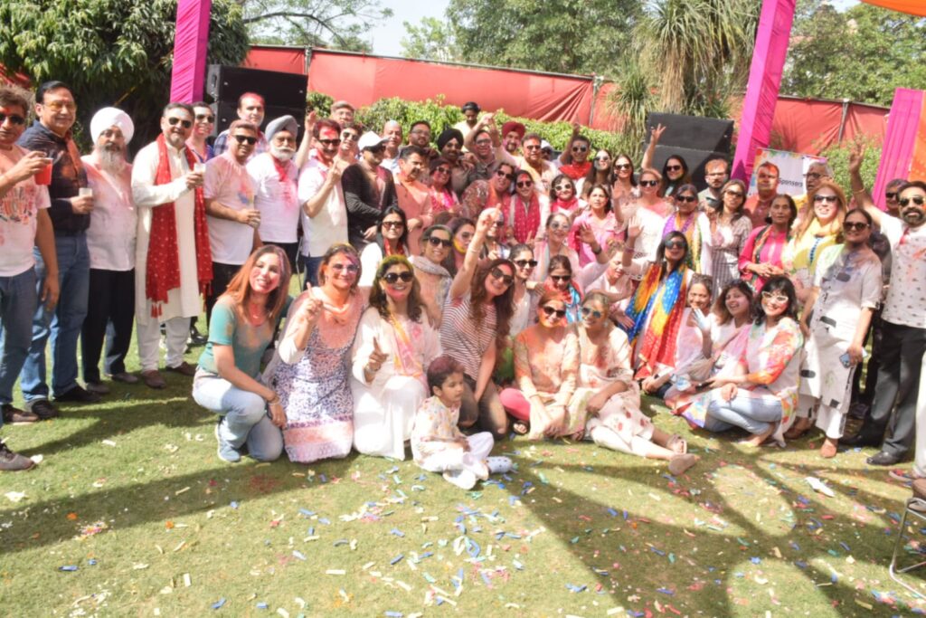 IMA जालंधर के डॉक्टरों ने बड़े जोश के साथ होली मनाई इंडियन मेडिकल एसोसिएशन IMA जालंधर ने शहर के एक होटल में होली का त्योहार बड़े जोश और खुशी के साथ मनाया