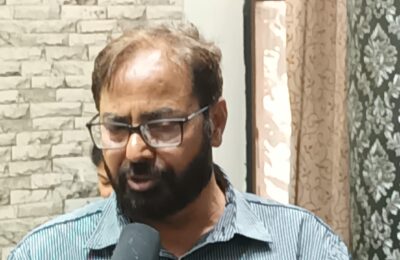 ਆਪਣੀ  ਕਬਜ਼ੇ ਵਾਲੀ  ਜ਼ਮੀਨ ਨੂੰ ਲੈਕੇ ਇੱਕ ਪ੍ਰੈਸ ਕਾਨਫਰੰਸ ਕਰਦੇ ਹੋਏ ਕਰਨੈਲ ਸਿੰਘ