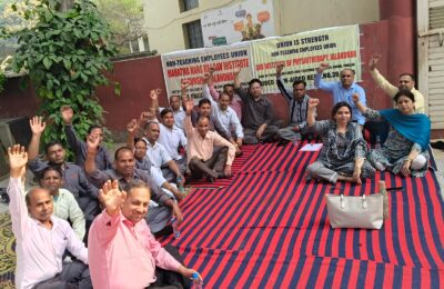 डी ए वी कॉलेज कोऑर्डिनेशन कमेटी नॉन टीचिंग पंजाब के तत्वाधान में Dayanand Ayurvedic college, DAV Institute of Physiotherapy and Mahatma Hans Raj DAV Institute of Nursing के नॉन-टीचिंग कर्मचारियों के Joint Group के आह्वान पर DAV Institute of Physiotherapy के कैंपस के बाहर धरना लगाया