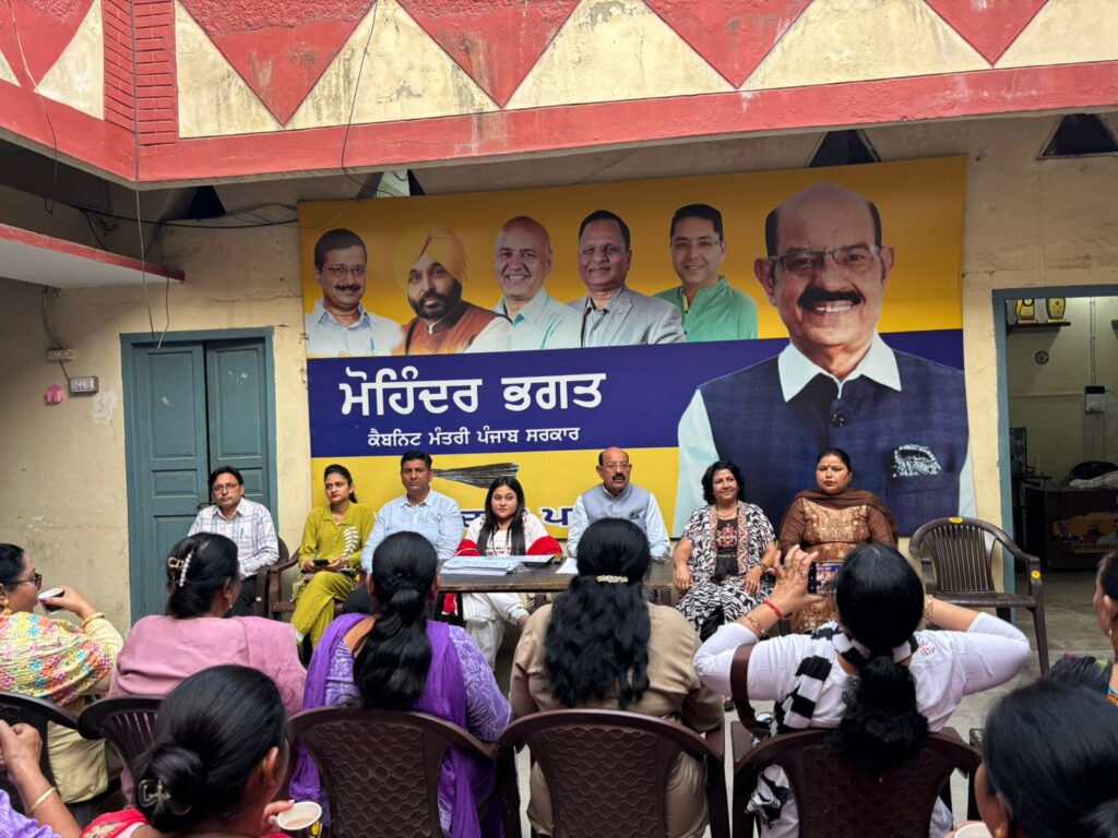 कैबिनेट मंत्री मोहिंदर भगत ने  ‘अपना कारोबार अपनी पहचान’ के तहत महिलाओं को दिए सर्टिफिकेट