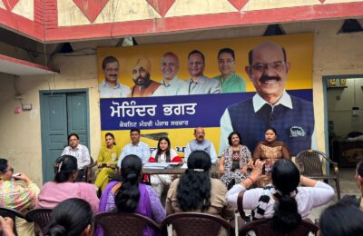 कैबिनेट मंत्री मोहिंदर भगत ने  ‘अपना कारोबार अपनी पहचान’ के तहत महिलाओं को दिए सर्टिफिकेट