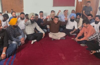 ਸਰਕਾਰ ਵੱਲੋ ਮੁਲਾਜ਼ਮਾਂ ਦੇ ਕੀਤੇ ਤਸ਼ੱਦਦ ਕਰਨ ਦਫਤਰੀ ਕੰਮ ਕਰ ਰਿਹਾ ਠੱਪ