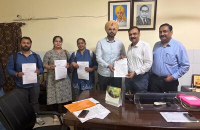 ਸਿਵਲ ਸਰਜਨ ਡਾ. ਰਾਜੇਸ਼ ਗਰਗ ਵੱਲੋਂ ਨਵੇਂ ਖੁੱਲ ਰਹੇ ਆਮ ਆਦਮੀ ਕਲੀਨਿਕਾਂ ਦੇ ਮੈਡੀਕਲ ਸਟਾਫ ਨੂੰ ਦਿੱਤੇ ਗਏ ਨਿਯੁਕਤੀ ਪੱਤਰ