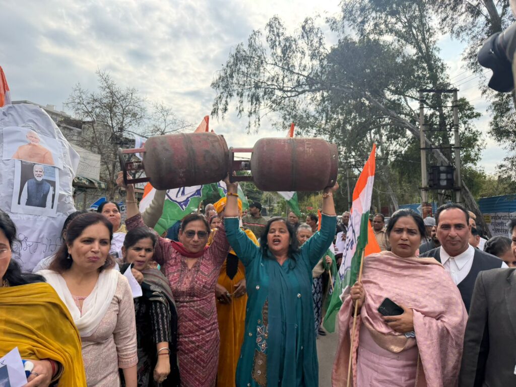 ਮੋਦੀ ਸਰਕਾਰ ਫੇਲ ਸਰਕਾਰ  ਲੋਕਾਂ ਨੂੰ ਮੁਢਲੀ ਸਹਾਇਤਾ ਦੇਣ ਵਿੱਚ ਸਰਕਾਰ ਹੋਈ ਫੇਲ  ਲੋਕ ਸਿਲੰਡਰ ਲੈਣ ਲਈ ਲੰਬੀਆਂ ਕਤਾਰਾਂ ਵਿੱਚ ਲੱਗੇ