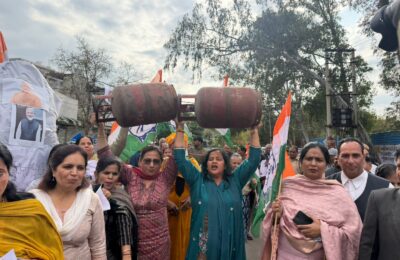 ਮੋਦੀ ਸਰਕਾਰ ਫੇਲ ਸਰਕਾਰ  ਲੋਕਾਂ ਨੂੰ ਮੁਢਲੀ ਸਹਾਇਤਾ ਦੇਣ ਵਿੱਚ ਸਰਕਾਰ ਹੋਈ ਫੇਲ  ਲੋਕ ਸਿਲੰਡਰ ਲੈਣ ਲਈ ਲੰਬੀਆਂ ਕਤਾਰਾਂ ਵਿੱਚ ਲੱਗੇ