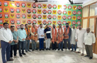 *वेस्ट विधानसभा भाजपा के नवनियुक्त इंचार्ज सोनू चौहान और अजय ठाकुर को सम्मानित किया*