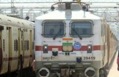 बारिश के मौसम के बीच ट्रेनों मे देरी