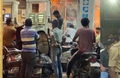 तेल संकट की अफवाहों से  पेट्रोल पंपों पर उमड़ी भारी भीड़