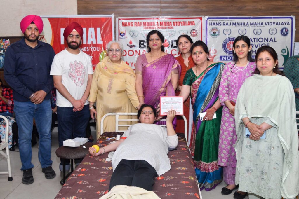 एचएमवी में रक्तदान शिविर आयोजित, छात्राओं व शिक्षकों ने किया रक्तदान