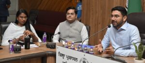 डिप्टी कमिश्नर ने अधिकारियों को लोक समस्याएं प्राथमिकता के आधार पर हल करने के दिए निर्देश