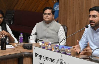 डिप्टी कमिश्नर ने अधिकारियों को लोक समस्याएं प्राथमिकता के आधार पर हल करने के दिए निर्देश