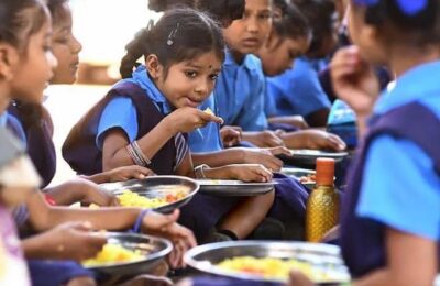 गैस सिलैंडर समय पर उपलब्ध न होने के कारण चूल्हों पर तैयार हो रहा मिड-डे-मील