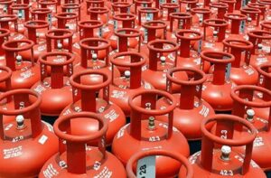 गैस सिलेंडर की सप्लाई को लेकर बड़ा हंगामा