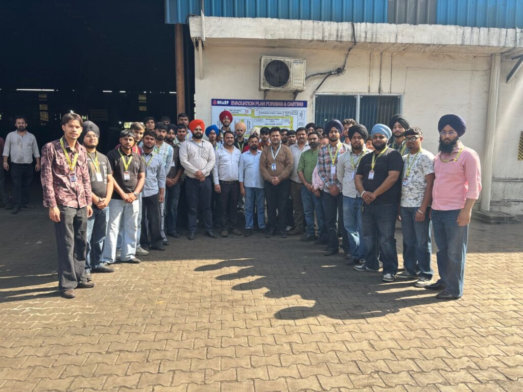 शार्प चक एंड मशीन लिमिटेड में ऑटोमोबाइल विभाग के विद्यार्थियों का औद्योगिक दौरा