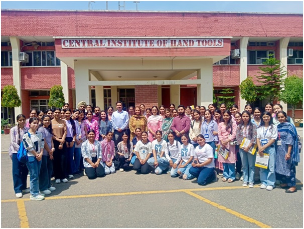 सीआईएचटी में औद्योगिक भ्रमण ने एचएमवी छात्राओं को किया समृद्ध