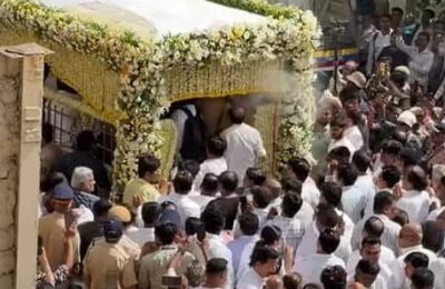 आशा भोसले का राजकीय सम्मान के साथ हुआ अंतिम संस्कार, सेलेब्स हुए भावुक