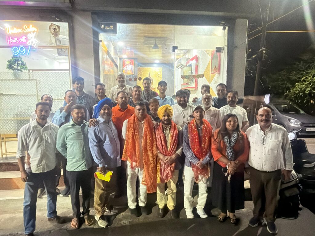 कैंट विधानसभा के मंडल-15 मे नवनियुक्त इंचार्ज पार्षद कंवर सरताज का सम्मान*