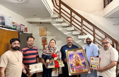 23वें विशाल माता रानी जागरण के लिए काउंसलर मनजीत सिंह टीटू द्वारा प्रमुख नेताओं को दिया गया निमंत्रण