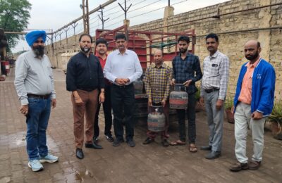 जालंधर में प्रवासी मजदूरों को 5 किलोग्राम के एफ.टी.एल. एल.पी.जी. सिलेंडर उपलब्ध करवाए गए