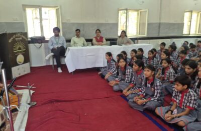 सूरानुस्सी में शास्त्रीय संगीत कार्यशाला सूरानुस्सी, 10 अप्रैल 2026।  पीएम श्री केंद्रीय विद्यालय, सूरानुस्सी में विद्यार्थियों को भारतीय कला एवं संस्कृति की गहनता से जोड़ने हेतु हिंदुस्तानी शास्त्रीय गायन कार्यशाला का आयोजन किया गया