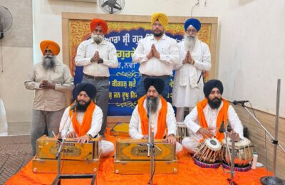 ਗੁਰਦੁਆਰਾ ਗੁਰਦੇਵ ਨਗਰ ਵਿਚ ਖਾਲਸਾ ਸਾਜਨਾ ਦਿਵਸ ਮਨਾਇਆ ਗਿਆ ਦਸ਼ਮੇਸ ਪਿਤਾ ਜੀ ਨੇ 1699ਦੀ ਵਿਸਾਖੀ ਤੇ ਖਾਲਸਾ ਪੰਥ ਦੀ ਸਾਜਨਾ ਕੀਤੀ ਸੀ ਉਸ ਦਿਨ ਨੂੰ ਯਾਦ ਕਰਦੇ ਹੋਏ ਅੱਜ ਗੁਰਦੁਆਰਾ ਸ੍ਰੀ ਕਲਗੀਧਰ ਸਿੰਘ ਸਭਾ ਗੁਰਦੇਵ ਨਗਰ ਨਵੀਂ ਦਾਣਾ ਮੰਡੀ ਗੋਪਾਲ ਨਗਰ ਵਿਖੇ ਬੜੀ ਸ਼ਰਧਾ ਤੇ ਨਾਲ ਮਨਾਇਆ ਗਿਆ ਸਭ ਤੋਂ ਪਹਿਲਾਂ ਸ੍ਰੀ ਅਖੰਡ ਪਾਠ ਦੇ ਭੋਗ ਪਾਏ ਗਏ