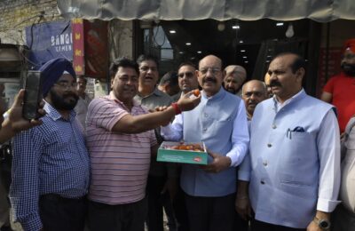 1.90 करोड़ की लागत से सड़क और सीवरेज का काम पूरा होने पर इलाकावासियों ने कैबिनेट मंत्री मोहिंदर भगत को किया सम्मानित