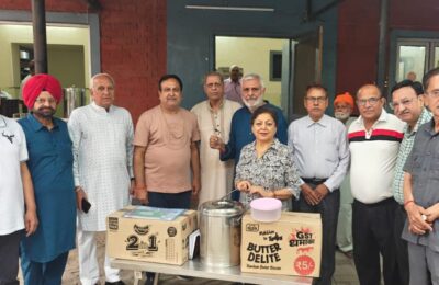 भारत विकास परिषद मुख्य शाखा ने सिविल हॉस्पिटल जालंधर में पेशेंट को फल,दूध, दलिया व नाश्ता वितरित किया*