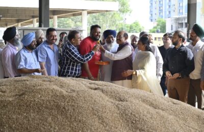 कैबिनेट मंत्री ने नई अनाज मंडी में गेहूं की खरीद शुरू की, किसानों से बातचीत की