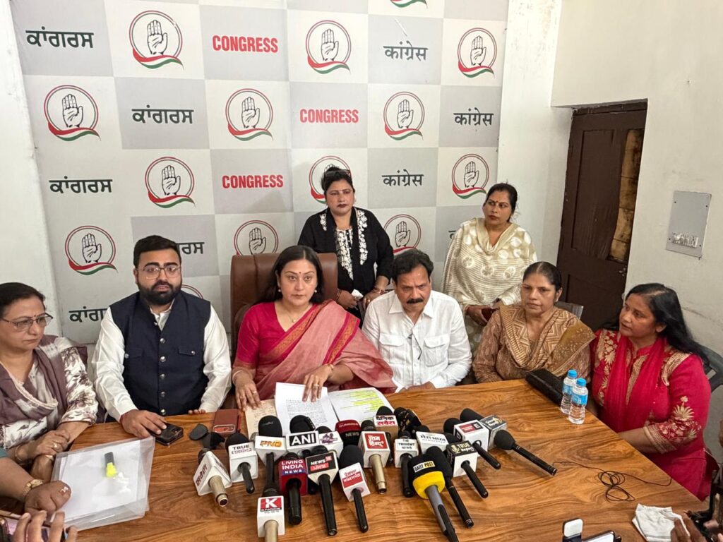 ਅੱਜ ਕਾਂਗਰਸ ਭਵਨ ਜਲੰਧਰ ਵਿਖੇ ਸ਼੍ਰੀਮਤੀ ਡੋਲੀ ਸ਼ਰਮਾ ( ਨੈਸ਼ਨਲ ਸਪੋਕਸਪਰਸਨ) ਏ.ਆਈ.ਸੀ.ਸੀ ਵਲੋ ਮਹਿਲਾ ਆਰਕਸ਼ਨ ਬਿੱਲ ਦੇ ਮੁੱਦੇ ਤੇ ਪ੍ਰੈਸ ਕਾਨਫਰੰਸ ਕੀਤੀ