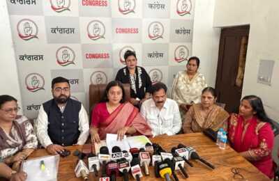 ਅੱਜ ਕਾਂਗਰਸ ਭਵਨ ਜਲੰਧਰ ਵਿਖੇ ਸ਼੍ਰੀਮਤੀ ਡੋਲੀ ਸ਼ਰਮਾ ( ਨੈਸ਼ਨਲ ਸਪੋਕਸਪਰਸਨ) ਏ.ਆਈ.ਸੀ.ਸੀ ਵਲੋ ਮਹਿਲਾ ਆਰਕਸ਼ਨ ਬਿੱਲ ਦੇ ਮੁੱਦੇ ਤੇ ਪ੍ਰੈਸ ਕਾਨਫਰੰਸ ਕੀਤੀ
