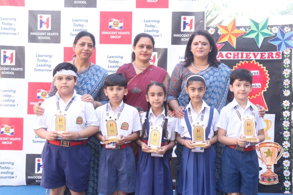 इनोसेंट हार्ट्स ने अपनी पाँचों शाखाओं में 2,160 विद्यार्थियों को उत्कृष्ट शैक्षणिक उपलब्धियों के लिए किया सम्मानित