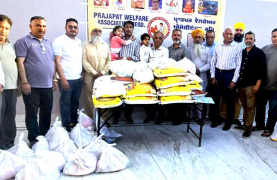 प्रजापति वेलफेयर एसोसिएशन ने भाईचारे के जरूरतमंद परिवारों को बांटा राशन