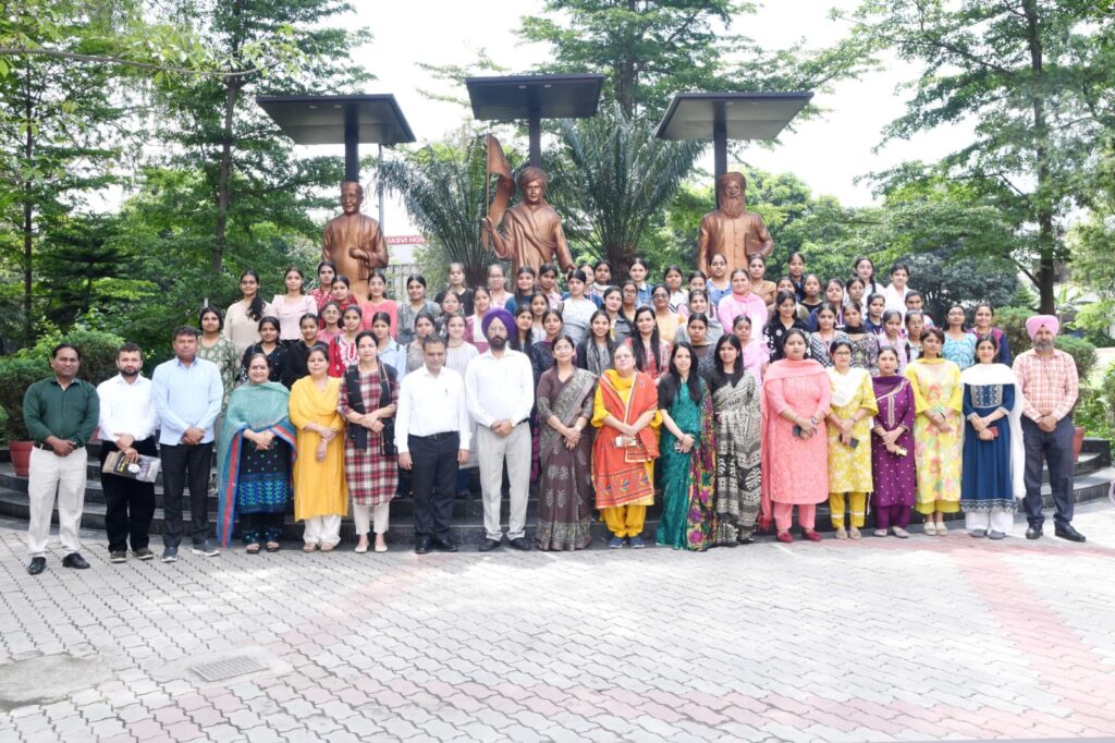 एच.एम.वी. में गीत, ग़ज़ल और नज़्म के तुलनात्मक अध्ययन विषय पर व्यायान का आयोजन