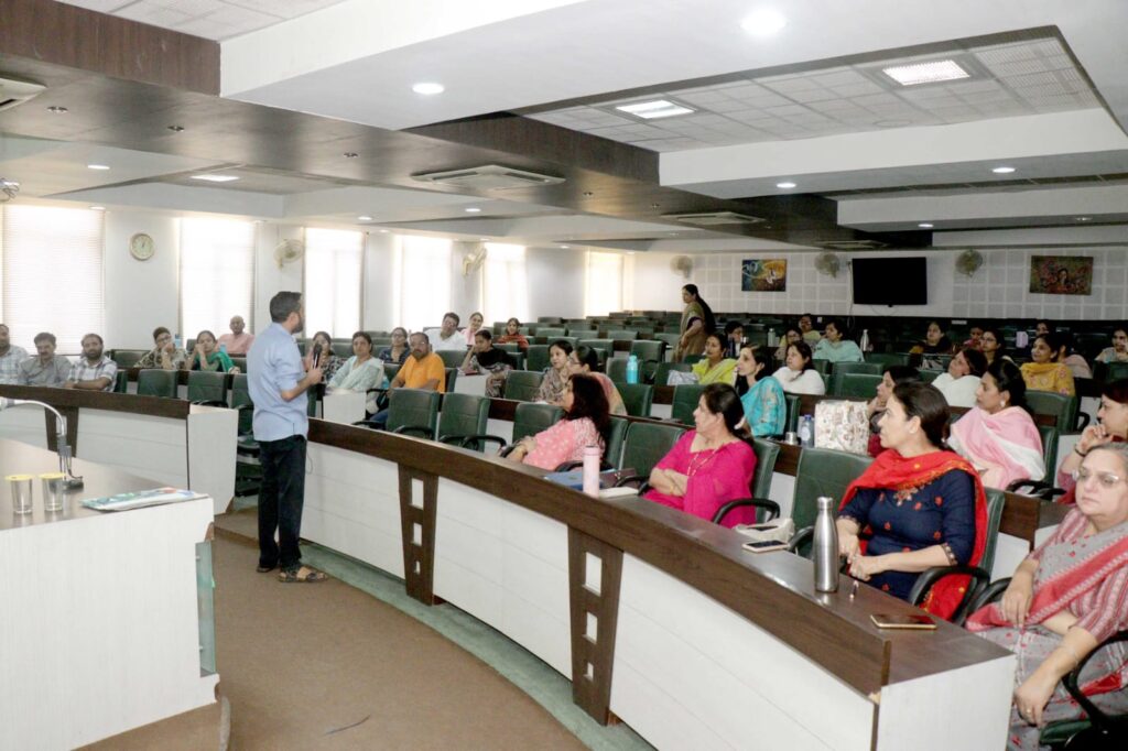 एचएमवी मूल्य-आधारित शिक्षा की ओर अग्रसर