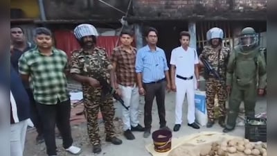 बंगाल में वोटिंग से पहले कई जिलों में चुनाव आयोग की छापेमारी